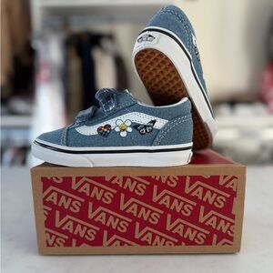✨NEW IN BOX✨ Toddler Vans Old Skool V Sneakers . Size 8 Adorable style!